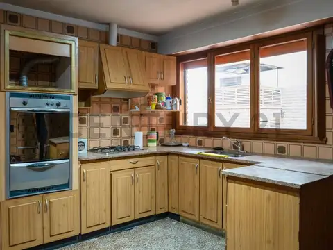 Casa en Venta con 3 cocheras