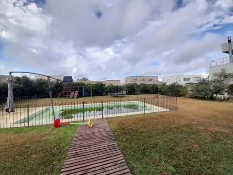 Casa en Alquiler con 3 cocheras