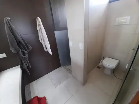 Casa en Alquiler en El Cantón - Barrio Golf, USD 1.400