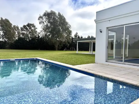Casa en alquiler de 8 ambientes en Chacras del Paraná, Zarate