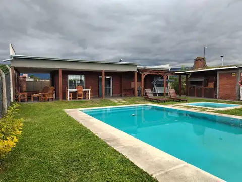 Casa 4 ambientes con 2 baños