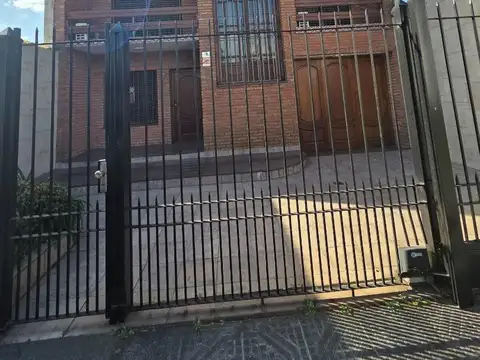 AMPLIO CHALET 5 AMB C/PLAYROOM, QUINCHO, PARRILLA Y GARAGE!