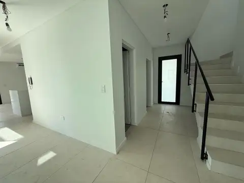 Casa 4 ambientes con 3 baños