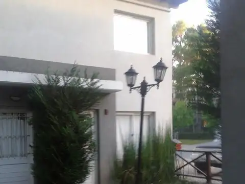 En Pinamar | Confortable dúplex con patio