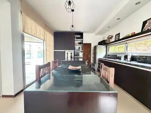 Casa 6 ambientes con 2 baños