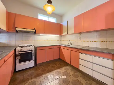 Casa 8 ambientes con 2 baños