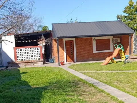 VENTA - CASA 2 DORMITORIO CON IMPORTANTE JARDIN