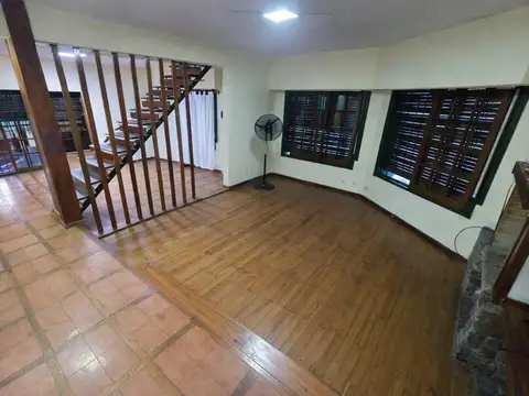 Casa 5 ambientes con 2 baños