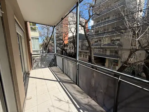 Hermoso 4 ambientes al frente con balcón. Cochera fija cubierta