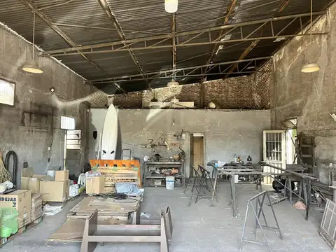 VENTA VILLA ELISA - Dos galpones con casa de un dormitorio en terreno de 1300 m²