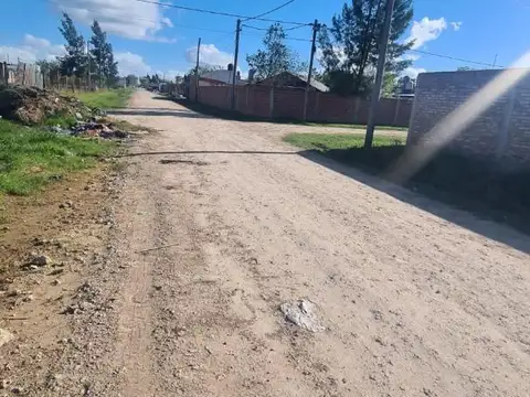 Lotes con mejoras, acepta vehículo