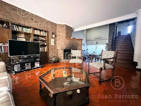 Venta Casa de 3 dormitorios con garage y fondo libre. Temperley Este.