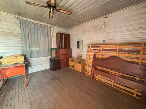 CASA P/2 FLIAS LOTE 300 M2 LANUS V.ALSINA. PERMUTA