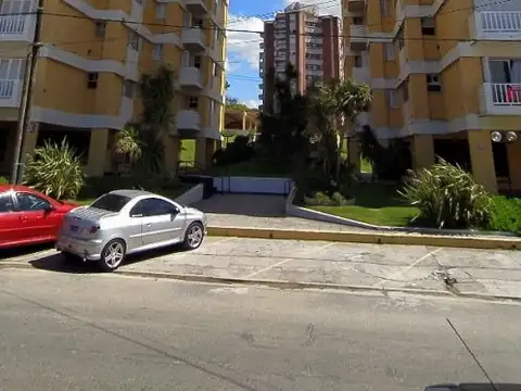 Av 1 400, Piso 1