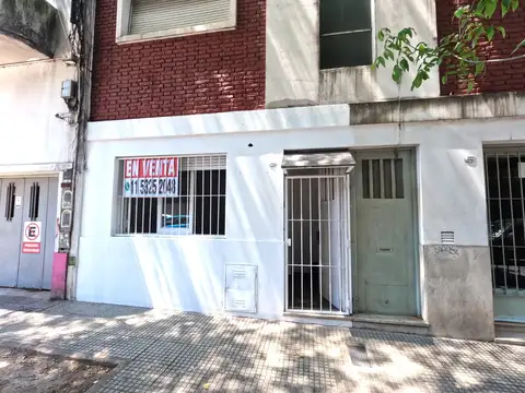 PH EN EDIFICIO 2 ambientes, con cocina, living, baño, dormitorio y patio. bajas expensas!