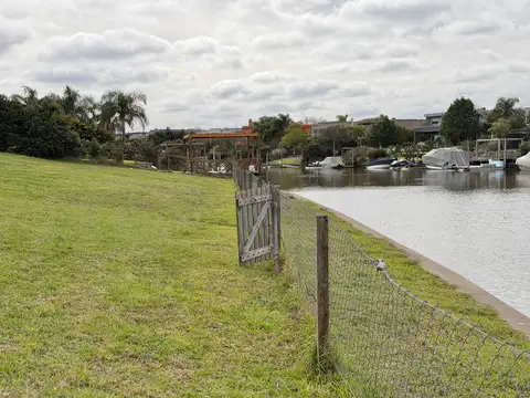 Dos grandes lotes (venta en block) al agua que suman 2.250m2 en el barrio náutico Albanueva,Tigre.