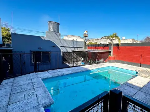 CASA EN VENTA  EN LANUS CON PILETA - ONCATIVO 431