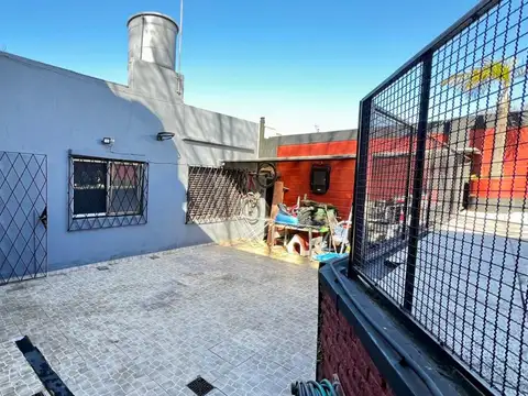 CASA EN VENTA  EN LANUS CON PILETA - ONCATIVO 431