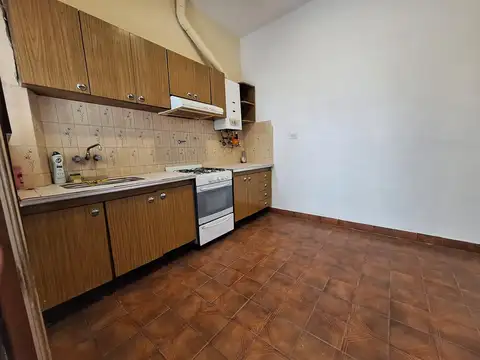 DEPTO TIPO CASA 3 AMB.AL FRENTE CON BALCÓN Y PATIO CUB