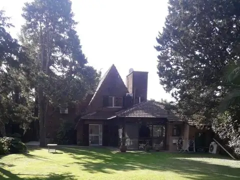 VENTA CASA SOBRE DOS LOTES EN  COUNTRY LAS LAJAS