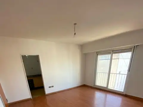 3 AMB 63 MTS TOT, LATERAL MUY LUMINOSO, COCINA INDPTE C/LAVADERO, BAÑO COMPLETO, EXC. UBICACIÓN