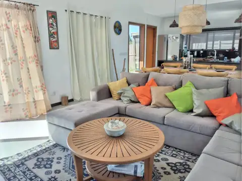 Casa en Alquiler con 2 cocheras