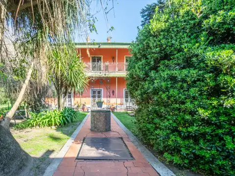 Casa 8 ambientes con 2 baños