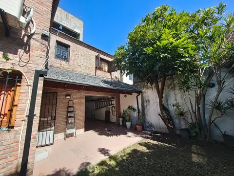 Chalet en venta 4 ambientes jardin garage doble Permuta