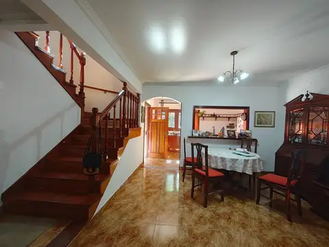 Casa 4 ambientes con 2 baños