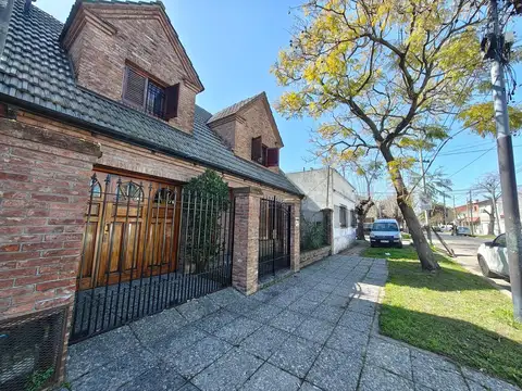 Chalet en venta 4 ambientes jardin garage doble, Impecable!