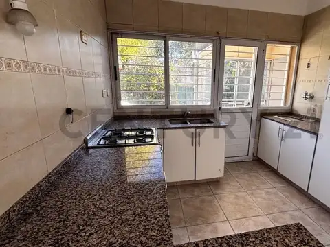 CASA 2 AMBIENTES EN UNA PLANTA CON JARDIN