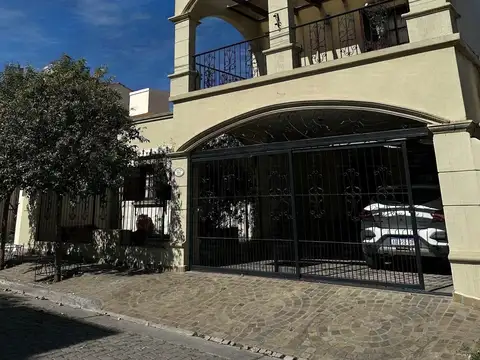 Casa en venta con pileta y cochera en Grand Bourg, Salta