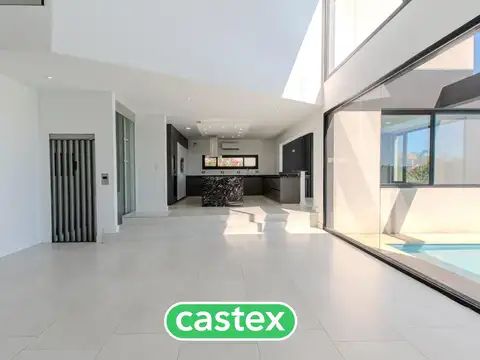 Casa en Venta con 4 cocheras