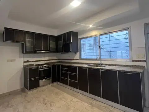 Casa de pasillo totalmente refaccionada, terraza con parrilla sobre Av. Francia | 3 dorm. | 2 plantas | Pichincha