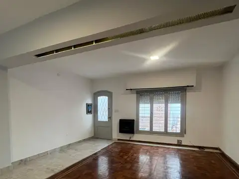 Casa de pasillo totalmente refaccionada, terraza con parrilla sobre Av. Francia | 3 dorm. | 2 plantas | Pichincha