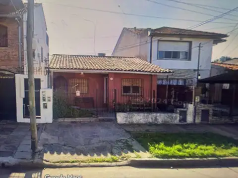 Casa 3 ambientes gran jardín. Martínez.