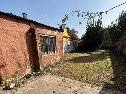 Casa 3 ambientes gran jardín. Martínez.