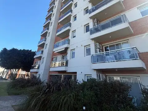Departamento 3 Ambientes con Cochera en Venta en Barrio Parque Bernal.