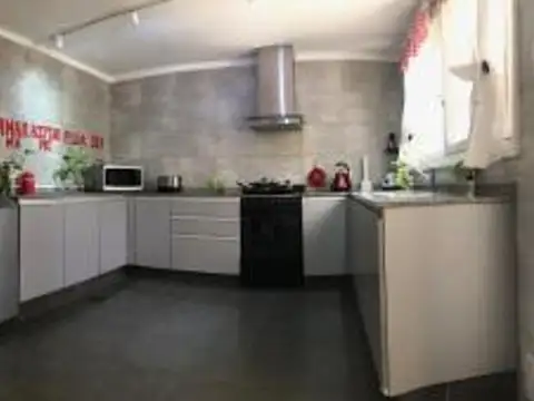 Casa en venta 4 dormitorios + cochera, 5ta Sección