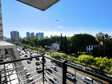 Hermoso 2 ambientes sobre Av. Libertador al frente. Muy luminoso!