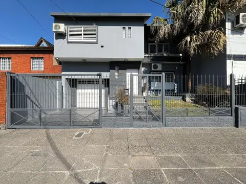 Casa con pileta en Villa Luzuriaga