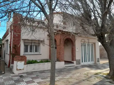 VENDEMOS CASA EN CLAROMECO A 150 MTS. DEL MAR SOBRE LOTE DE 10X40 CON GAS DE RED