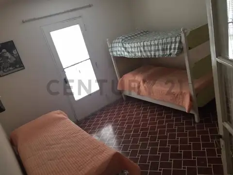 VENDEMOS CASA EN CLAROMECO A 150 MTS. DEL MAR SOBRE LOTE DE 10X40 CON GAS DE RED