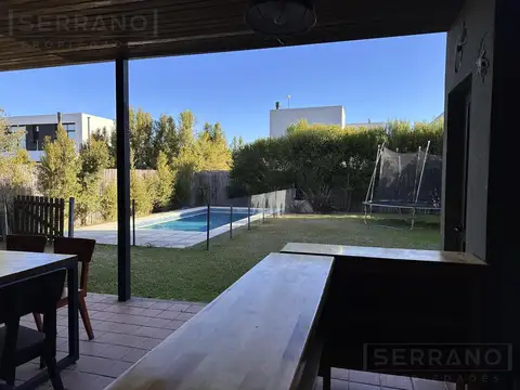 Casa en Venta con 2 cocheras