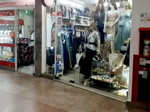 Local s/ pasillo central en Galería París - Impecable