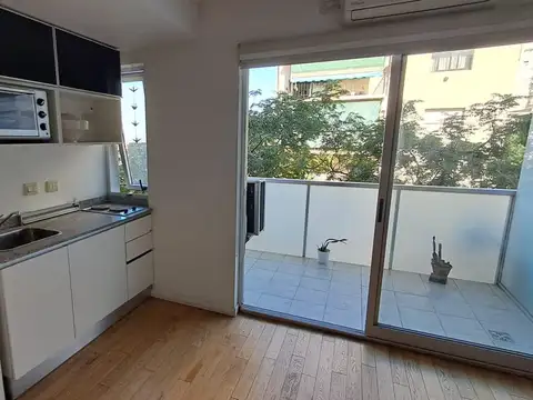 Monoambiente con balcón aterrazado