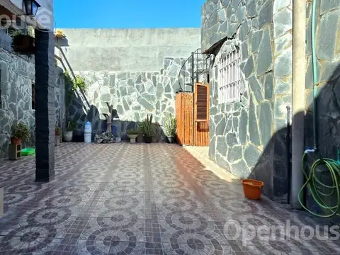 CASA MULTIFAMILIAR DE 5 AMB C/ PATIO, TERRAZA Y GARAJE