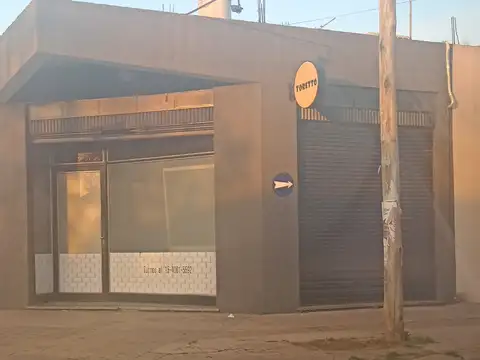 Local en ochava, con dos percianas y vidriera, Barrio San Nicolas. 30m2.