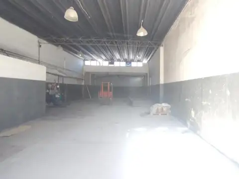 Excelente Galpón  300 mts.2 + 75 mts.2 de playa de carga