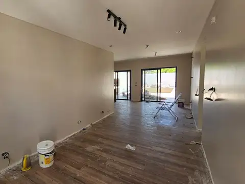 Casa 4 ambientes con 2 baños